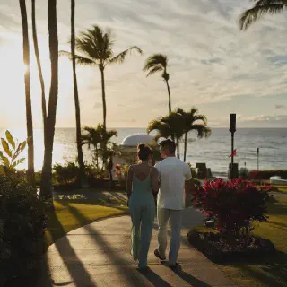 /img/3641-maui-honeymoon-couple.webp