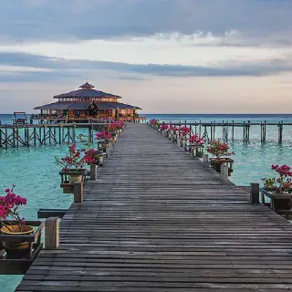 /img/3682-couple-traveling.webp