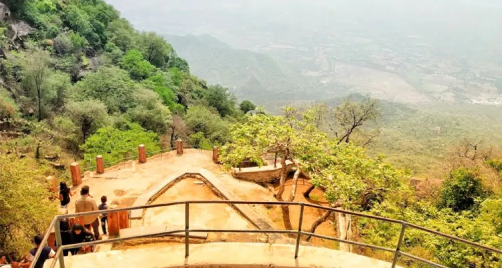 /img/3748-mount-abu-hotel-room.webp