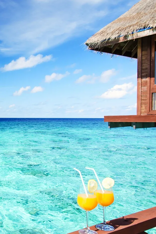 /img/3868-maldives-honeymoon-resort-couple-on-beach.webp