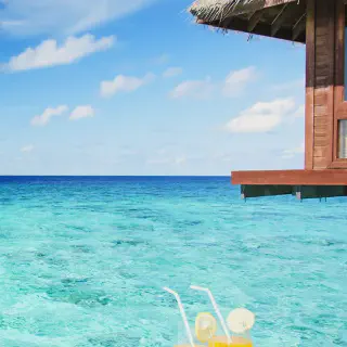/img/3868-maldives-honeymoon-resort-couple-on-beach.webp