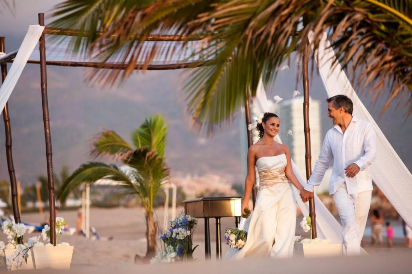 /img/3898-beach-honeymoon.webp
