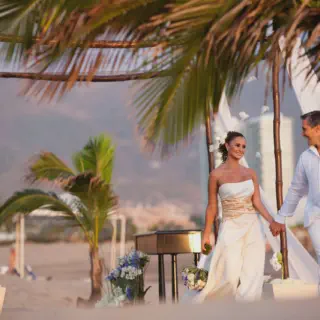 /img/3898-beach-honeymoon.webp