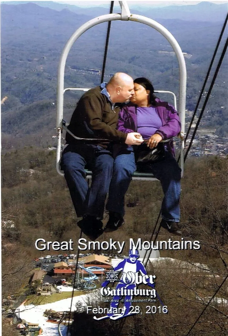 3932 gatlinburg honeymoon couple