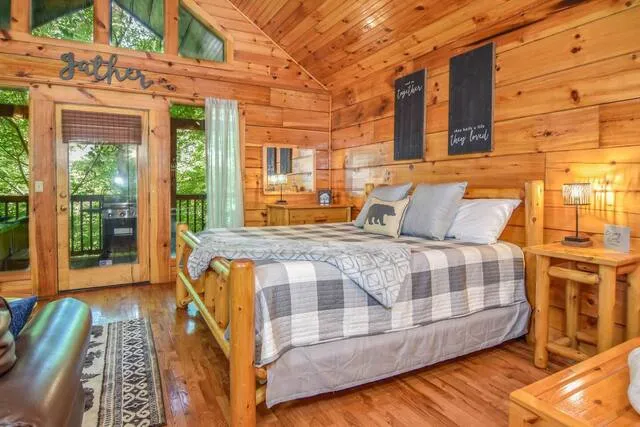 /img/3986-pigeon-forge-cabin-romantic-decor.webp