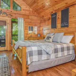 /img/3986-pigeon-forge-cabin-romantic-decor.webp
